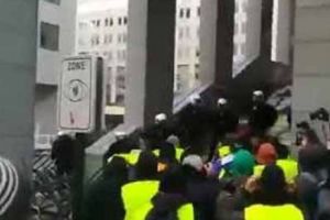 ​Miting VIOLENT la Bruxelles. Acţiuni în FORŢĂ ale poliţiei. Zeci de magazine au fost DEVASTATE