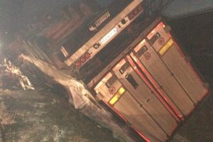 Un şofer de tir a murit după ce s-a răsturnat pe DN 7