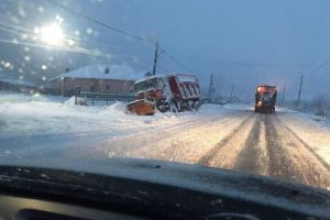 Utilaj de deszăpezire, în şanţ! Șoferul a evitat un accident în ultimul moment