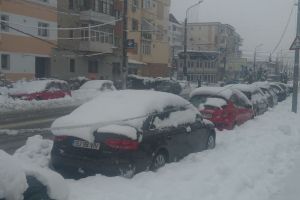 Gorjul, ÎNZĂPEZIT şi cu şcolile închise! Municipiile, depăşite de zăpada care a blocat drumuri, a rupt arbori, a paralizat căile ferate şi traficul rutier