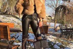 Bianca Drăguşanu are o afacere profitabilă şi un iubit putred de bogat, dar îşi vinde încălţările purtate din dressing. Uite cizmele superbe şi geanta de lux de care vrea să „scape” diva