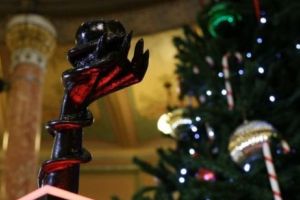 Statul Illinois îl primeşte pe Satan lângă Pomul de Crăciun