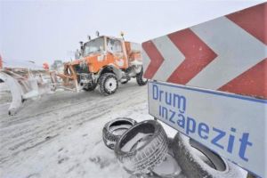 Circulaţie închisă pe mai multe drumuri naţionale, din cauza ninsorii
