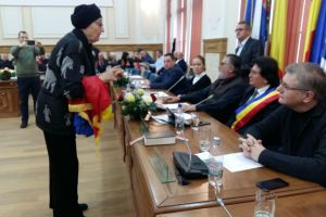 Ședinţă festivă sub cod portocaliu în memoria Revoluţiei din 1989. Robu certat de o revoluţionară