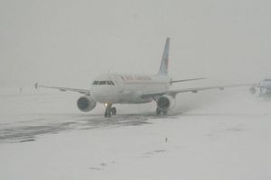 Aeroportul Sibiu funcţionează în condiţii de iarnă. Cursele au totuşi întârzieri