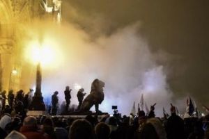 VIOLENȚE la Budapesta: Protestatarii au încercat să PĂTRUNDĂ în Televiziune