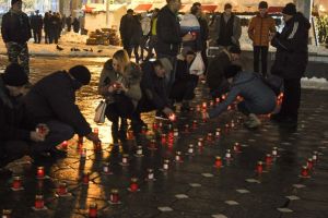 Cruce din candele pentru eroii Revoluţiei din ’89, în Piaţa Victoriei