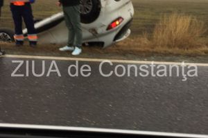 Imagini de la eveniment: Autoturism rasturnat la Mihai Viteazu, judetul Constanta. Alte doua masini, avariate (galerie foto)