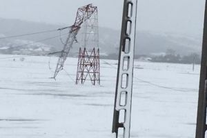 Probleme la reţeaua electrică din judeţul Sibiu după ninsorile din weekend