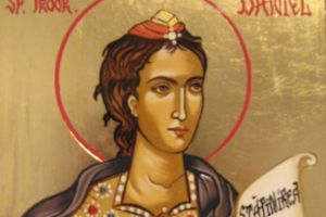 În 17 decembrie, creştinii ortodocşi îl pomenesc pe Sfântul Proroc Daniel. A fost aruncat într-un cuptor încins, alături de tinerii Anania, Azaria şi Misail