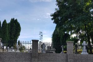 Un şofer de 19 ani, beat, s-a izbit cu maşina în gardul Cimitirului Pacea