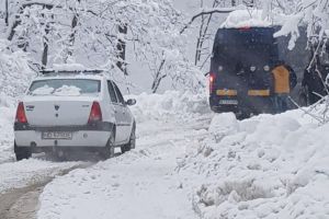 Drum impracticabil între Licurici şi Berleşti! Coadă de peste 20 de maşini iar printre ele şi un microbuz plin de călători