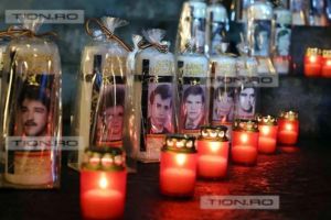 Zi de doliu. Lumânări pe treptele Catedralei Mitropolitane cu chipurile eroilor Revoluţiei