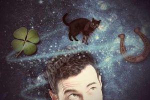 Superstiţiile nu ne fac proşti, ci mai umani! Opinia unui celebru hipnoterapeut