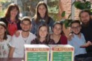 Tinerii ortodocşi din Moniom şi judeţ umplu ghiozdanele elevilor săraci