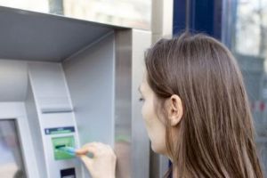 IPJ avertizează: Nu mai folosiţi telefonul când faceţi tranzacţii la bancomat