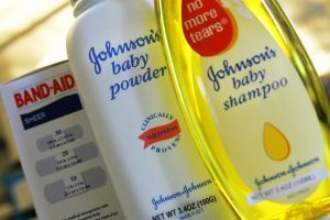 Îngrozitor! AZBEST în pudra pentru copii de la Johnson & Johnson. Substanţă este cancerigenă