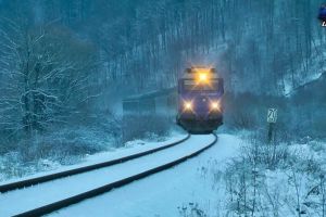 Tren de calatori, blocat din cauza zapezii de pe sine. Ce masuri au fost luate pentru calatorii aflati in tren