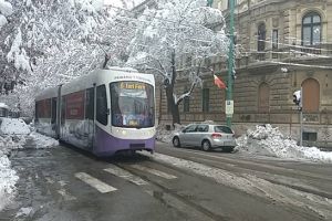 Tramvai blocat din cauza mizeriei, între Piaţa Traian şi Piaţa Libertăţii