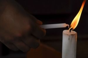 Ce înseamnă dacă aprinzi o lumânare şi flacăra arde spre dreapta! Ai mare grijă!