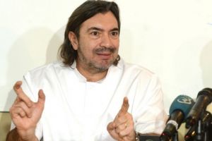 Chirurgul Narcis Copcă l-a învins pe Vlad Voiculescu cu 4 - 0. „Transplantul pulmonar a câştigat în faţa cărăuşilor de medicamente şi a comisioanelor”