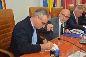 Trameco a câştigat două licitaţii pentru autostradă în Bihor, dar a primit un singur contract. Deşi ar fi legal, şefilor CNAIR le e teamă să-l semneze şi pe celălalt