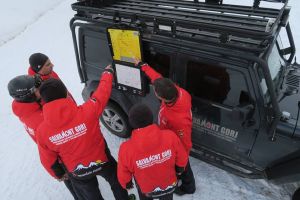 Salvamontiştii chemaţi să transporte alimente şi combustibil la o cabană izolată din Parâng! 6 persoane blocate