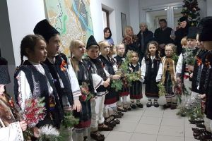 „Isteţeii” de la Moldoviţa, primii colindători la Monitorul de Suceava