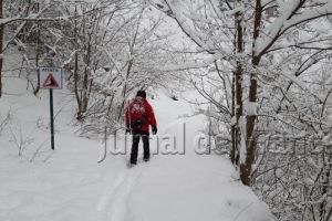 FOTO: Risc de avalanşă în Munţii Vrancei! Un traseu turistic a fost ÎNCHIS!