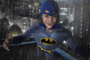 Copii cu dizabilităţi, supereroi într-o expoziţie la Teatrul Gong