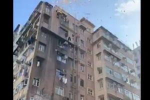 Isterie pe străzi! Au căzut BANI DIN CER. Oamenii s-au închesuit să-i culeagă - VIDEO