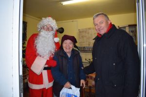 O sută de bunici şi bunicuţe de la Copşa Mică, vizitaţi de Moş Crăciun