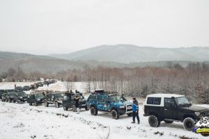 Peste 120 de oameni care trăiesc în sate izolate din Bihor, cadorisiţi de aventurierii clubului West Alpine Off Road (FOTO)