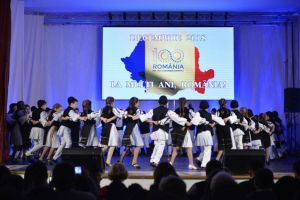 Spectacol emoţionant cu Junii Sibiului la Gura Râului. S-a încins şi o horă mare