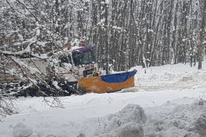 Primul utilaj pe drumul judeţean dintre Licurici şi Berleşti a sosit după 5 ore!