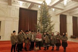 Liviu Marian Pop: “Am primit astazi, la Palatul Parlamentului, vizita colindatorilor din Ansamblul Ciresarii din Coruia”