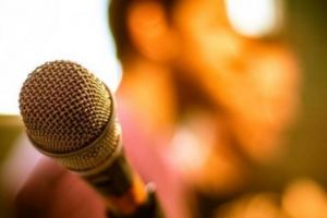 Imagini AMOROASE pe scenă! Un CUNOSCUT solist de muzică populară, MOMENTE TANDRE cu iubita, în văzul lumii