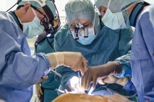 Operaţie în premieră mondială la Sibiu – Cariera unei handbaliste a fost salvată