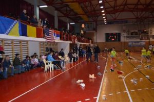 Hai la sală cu o jucărie de pluş! Daruri pentru copiii din centrele de plasament