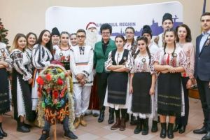 Sute de colindători au trecut pragul primăriei Reghin