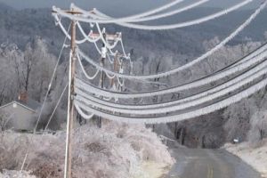 Şcoli închise şi aproape 10.000 de oameni fără electricitate, din cauza ninsorii in Valcea