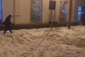 Cabluri căzute de pe stâlpi, de câteva zile, în centrul municipiului!