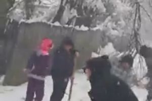 Comuna Samarineşti înoată în zăpadă! Femeile au ieşit la lopată, în timp ce autorităţile nu răspund la telefoane