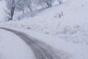 Drum judeţean acoperit de zăpadă între Licurici şi Berleşti! Cozi impresionante de maşini, niciun utilaj de deszăpezire