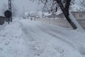 Localnicii înzăpeziţi din Valea cu Apă, Roşia şi Rogojelu au înroşit telefonul Prefecturii Gorj! Pârtie doar la locuinţa primarului şi a unor consilieri locali