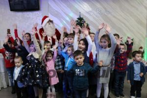 Marea familie Gorjeanul, Centrul de Calcul Târgu-Jiu şi SNI s-a întâlnit cu Moş Crăciun