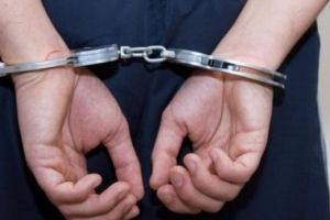 Reţinut după ce a distrus şase uşi de apartamente din Rovinari şi a ameninţat proprietarii cu bătaia