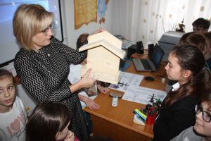 De Centenar, 100 de gesturi mici – 100 de hrănitori pentru păsărele, instalate in parcuri