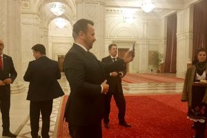 Parlamentarii PSD au ascultat colinde, s-au cinstit cu pălincă şi au mâncat slănină, în timp ce Opoziţia citea moţiunea de cenzură