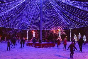 S-a deschis patinoarul. Cât costă accesul şi închirierea patinelor (FOTO)